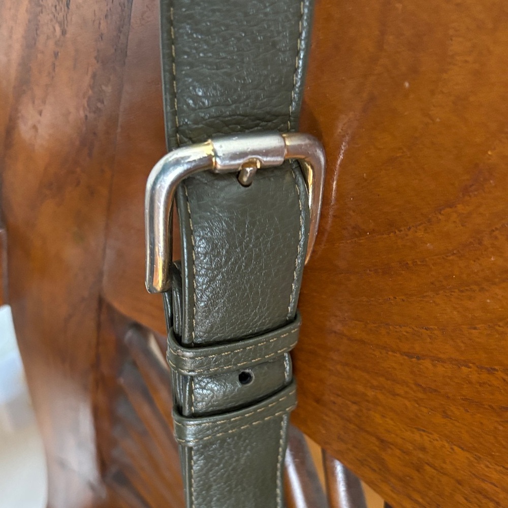 Stylish Olive Leather Shoulder Bag - Picture 6 of 9